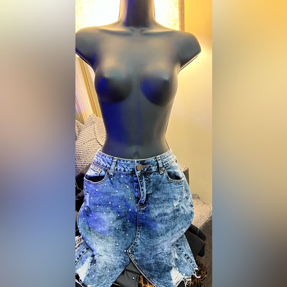 VIP Dresses & Skirts - Distressed , Pearl Skirt with frayed edges, size 5/6. Juniors cut